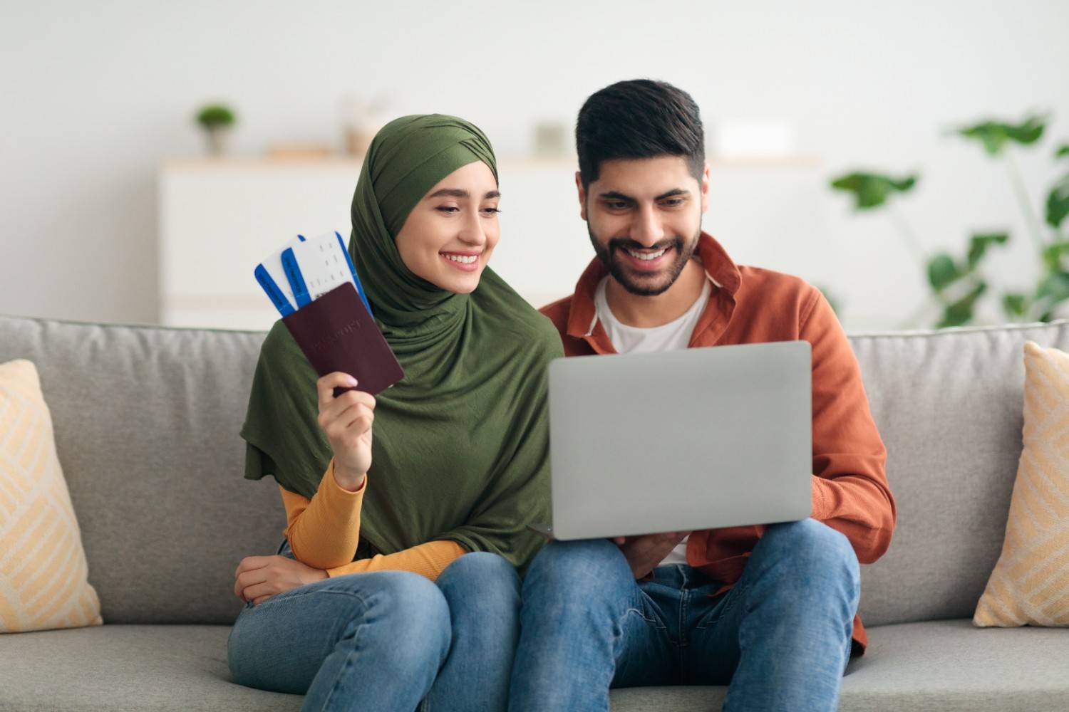 Couple booking flexible flight tickets online